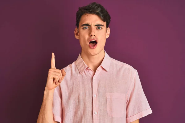 Teenager Chlapec Růžové Košili Stojící Nad Fialové Izolované Pozadí Ukazující — Stock fotografie