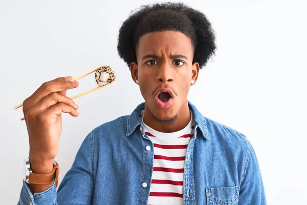 Jovem Afro Americano Comendo Sushi Usando Pauzinhos Sobre Fundo Branco — Fotografia de Stock