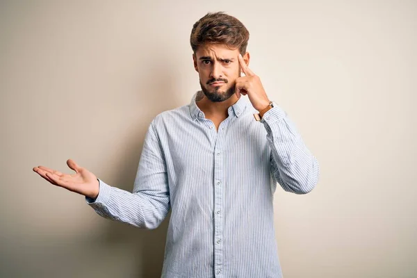 Joven Hombre Guapo Con Barba Con Camisa Rayas Pie Sobre —  Fotos de Stock