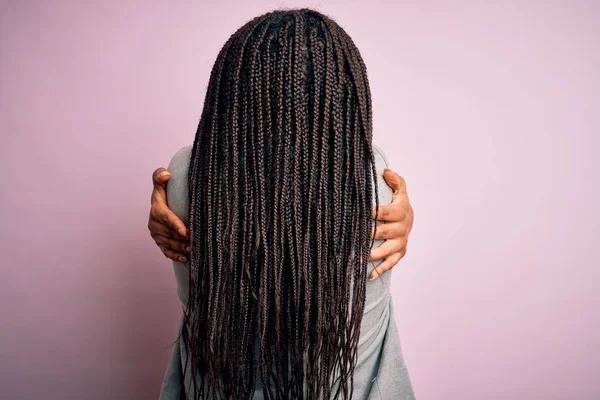 Молода Афро Американська Бізнес Жінка Стоїть Над Рожевим Ізольованим Фоном — стокове фото