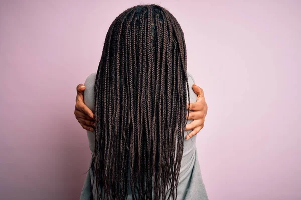 Joven Mujer Negocios Afroamericana Pie Sobre Fondo Rosa Aislado Abrazarse — Foto de Stock