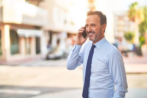 Medelålders Stilig Affärsman Står Gatan Talar Smartphone Leende — Stockfoto