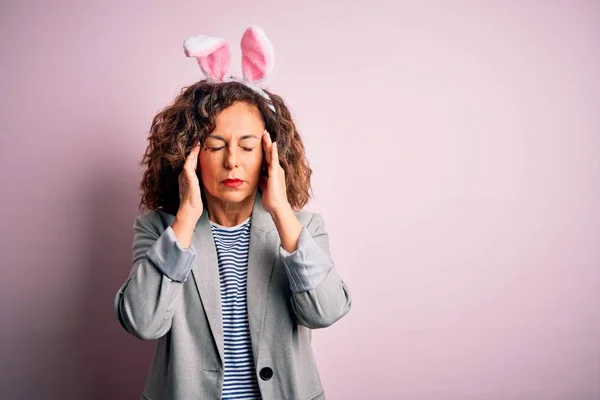 Middle Age Beautiful Woman Wearing Bunny Ears Standing Isolated Pink — ストック写真