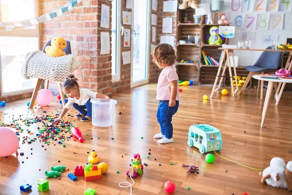 Entzückende Kleinkinder Spielen Kindergarten Mit Bauklötzen — Stockfoto