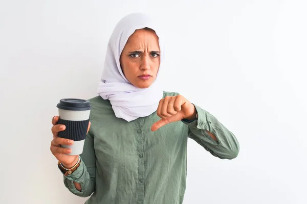 Young Beautiful Arab Woman Wearing Traditional Muslim Hijab Drinking Coffee — Stok fotoğraf