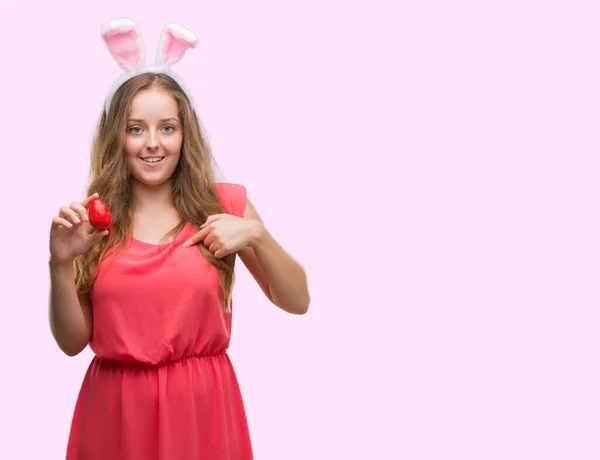 Jonge Blonde Vrouw Draagt Easter Bunny Oren Met Verrassing Gezicht — Stockfoto
