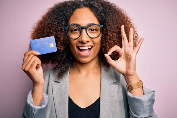 Młoda Afrykańska Bizneswoman Afro Włosy Trzymając Kartę Kredytową Różowym Tle — Zdjęcie stockowe