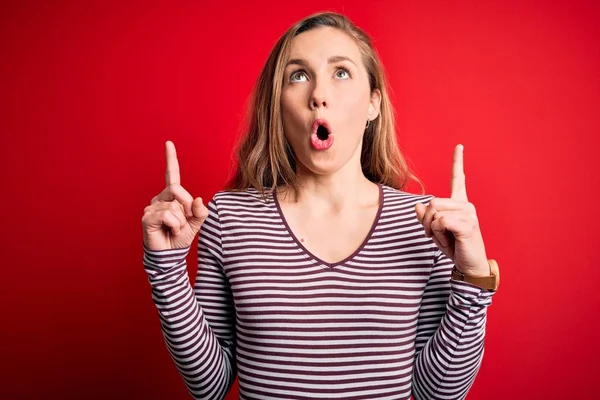 Young Beautiful Blonde Woman Wearing Casual Striped Shirt Isolated Red — ストック写真