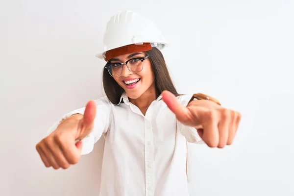 Jovem Bela Arquiteta Mulher Usando Capacete Óculos Sobre Fundo Branco — Fotografia de Stock
