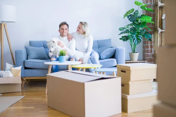 Jovem Casal Bonito Com Cão Sentado Sofá Uma Nova Casa — Fotografia de Stock