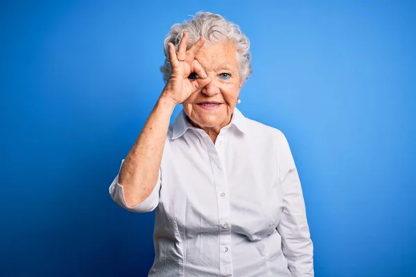 Senior Hermosa Mujer Con Camisa Elegante Pie Sobre Fondo Azul —  Fotos de Stock