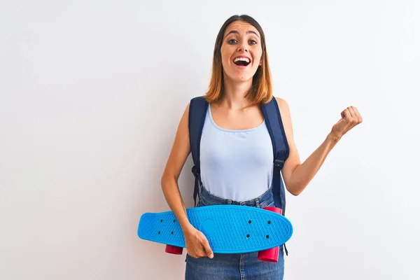 Beautiful Redhead Student Woman Wearing Backpack Skateboard Screaming Proud Celebrating — 图库照片
