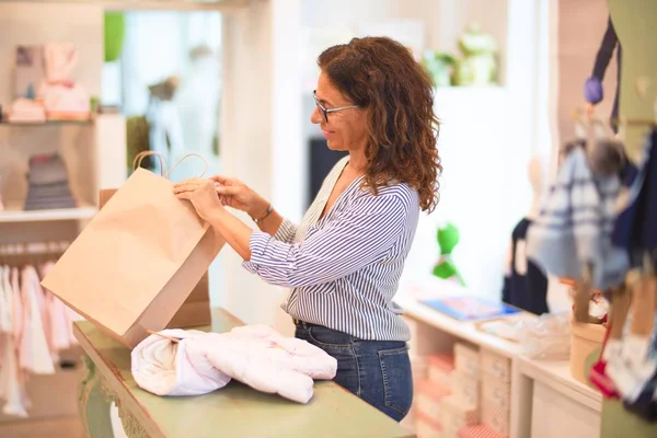 Edad Media Hermosa Tienda Ropa Propietaria Mujer Sonriendo Feliz Seguro —  Fotos de Stock