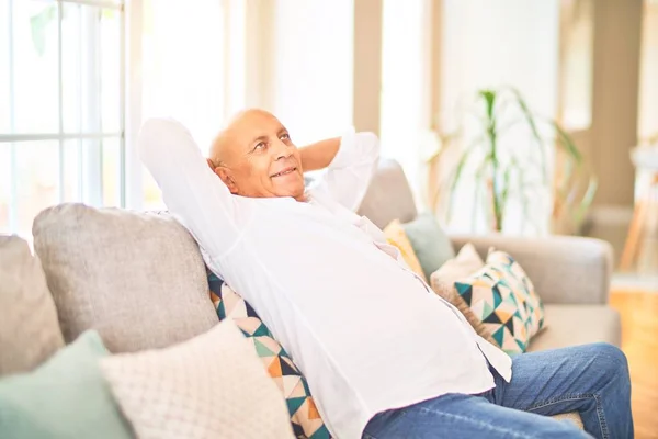 Uomo Anziano Bello Sorridente Felice Sicuro Seduto Sul Divano Rilassato — Foto Stock