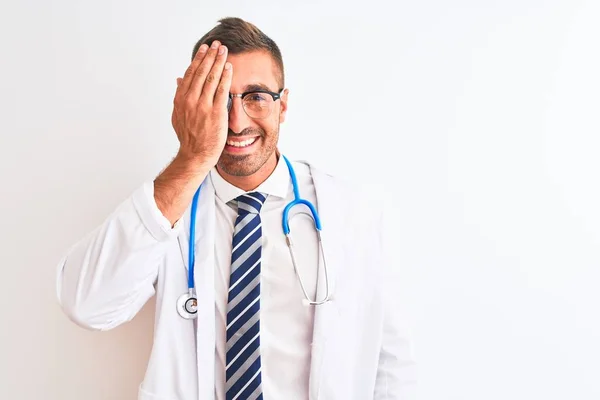 Junger Gutaussehender Arzt Mit Stethoskop Vor Isoliertem Hintergrund Der Ein — Stockfoto