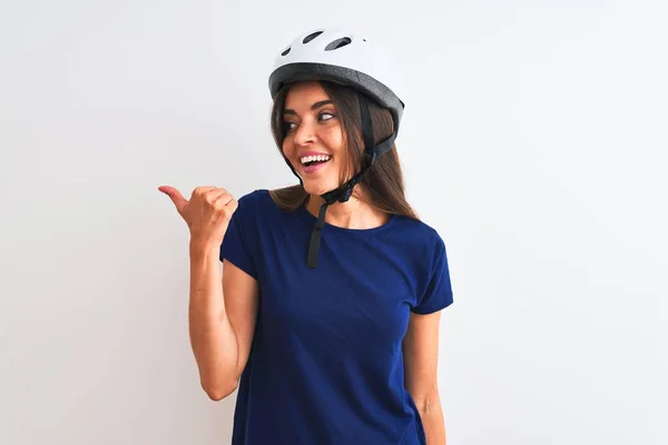 Jovem Bela Ciclista Mulher Vestindo Capacete Bicicleta Segurança Sobre Fundo — Fotografia de Stock