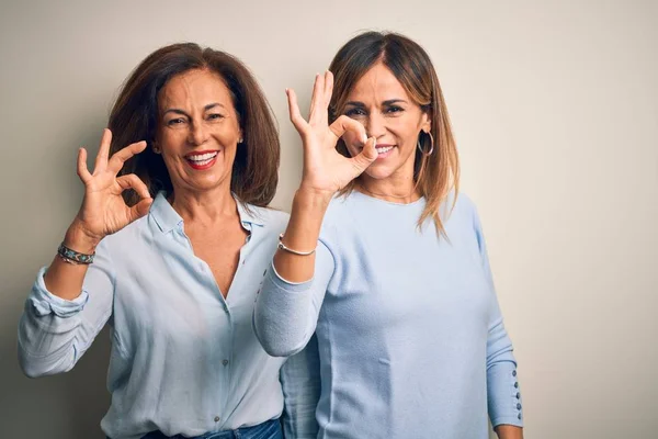 Medioevo Bella Coppia Sorelle Piedi Sopra Isolato Sfondo Bianco Sorridente — Foto Stock