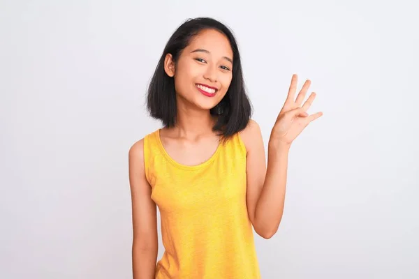 Mladá Číňanka Sobě Žluté Ležérní Tričko Stojící Nad Izolovaným Bílým — Stock fotografie