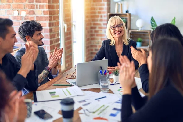 Gruppo Imprenditori Sorridenti Felici Fiduciosi Lavorare Insieme Con Sorriso Sul — Foto Stock