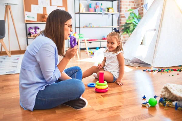 Garota Branca Brincando Aprendendo Playschool Com Professora Mãe Filha Sala — Fotografia de Stock