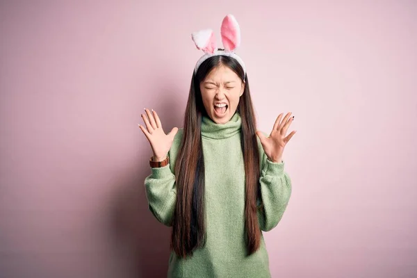 Jonge Aziatische Vrouw Draagt Schattige Paashaas Oren Roze Achtergrond Vieren — Stockfoto