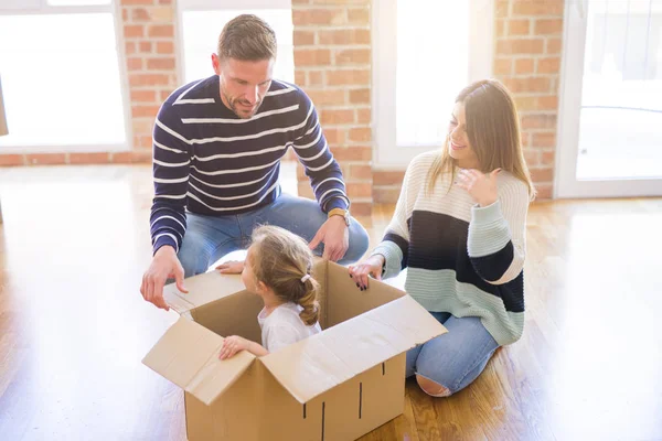 Hermosa Familia Niño Jugando Con Sus Padres Montar Caja Cartón — Foto de Stock