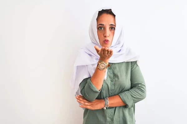 Młoda Piękna Arabka Ubrana Tradycyjny Hidżab Muzułmański Odosobnionym Tle Patrząca — Zdjęcie stockowe