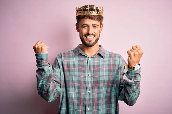 Jovem Com Barba Vestindo Coroa Dourada Rei Sobre Fundo Rosa — Fotografia de Stock