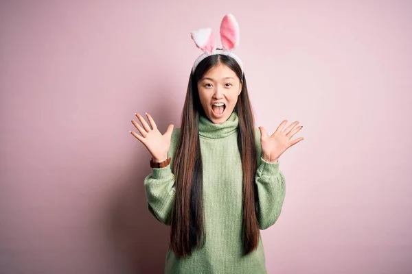 Fiatal Ázsiai Visel Aranyos Húsvéti Nyuszifül Felett Rózsaszín Háttér Ünnepli — Stock Fotó