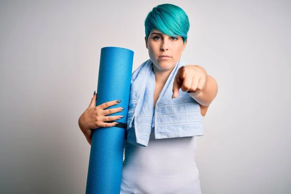 Joven Mujer Deportiva Con Pelo Moda Azul Sosteniendo Estera Después —  Fotos de Stock