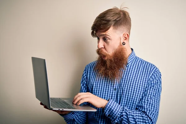 Uomo Affari Irlandese Rossa Con Barba Utilizzando Computer Portatile Sfondo — Foto Stock
