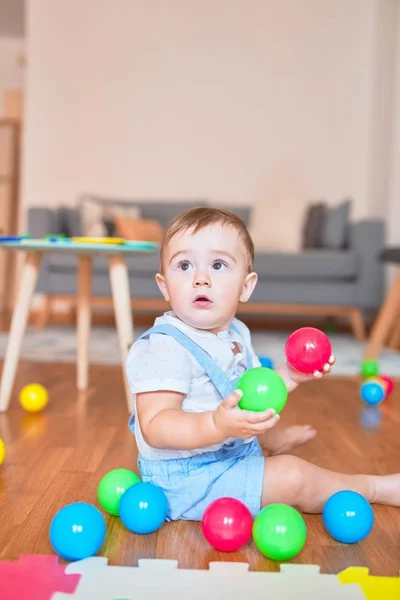 Schönes Kleinkind Das Kindergarten Mit Kleinen Bunten Kugeln Auf Dem — Stockfoto