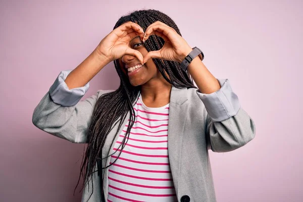 Jeune Femme Affaires Afro Américaine Debout Sur Fond Rose Isolé — Photo