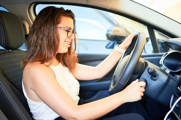 Giovane Autista Donna Guida Auto — Foto Stock