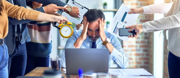 Group Business Workers Working Together Partners Stressing One Them Office — Stockfoto