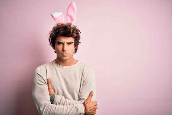 Mladý Pohledný Muž Držící Velikonoční Králičí Uši Stojící Nad Izolovaným — Stock fotografie