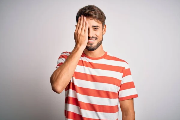 Jonge Knappe Man Met Baard Gestreept Shirt Witte Achtergrond Die — Stockfoto