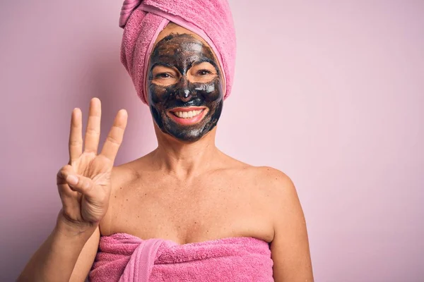 Mulher Morena Meia Idade Usando Máscara Rosto Preto Beleza Sobre — Fotografia de Stock