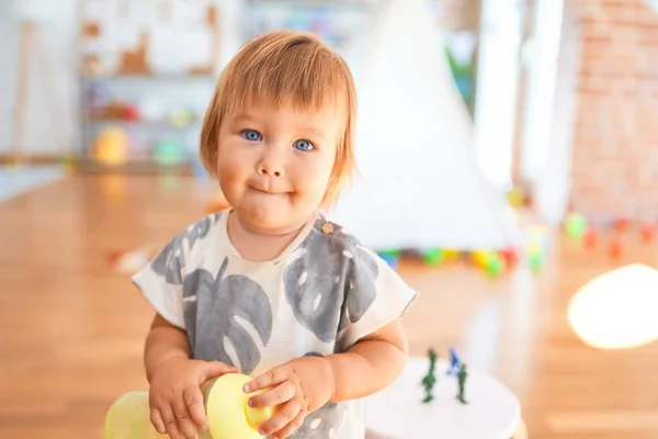 Entzückendes Kleinkind Mit Einem Lächeln Gesicht Und Einer Fütterungsflasche Jede — Stockfoto