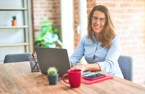 Ung Affärskvinna Sitter Vid Skrivbordet Arbetar Med Dator Laptop Modern — Stockfoto