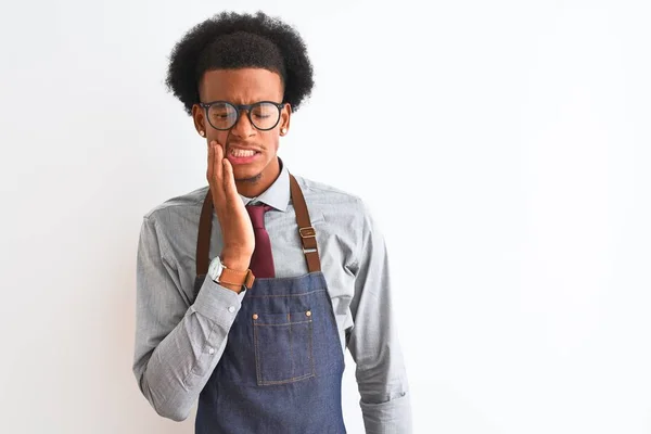 Jovem Lojista Afro Americano Vestindo Óculos Avental Sobre Fundo Branco — Fotografia de Stock