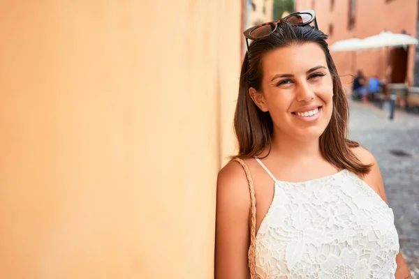 Hermosa Chica Apoyada Pared Naranja Joven Mujer Amigable Sonriendo Feliz —  Fotos de Stock
