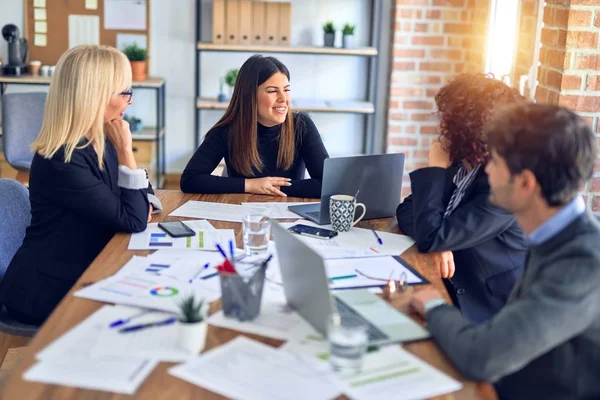 Grupo Trabajadores Negocios Sonriendo Felices Confiados Trabajar Juntos Con Sonrisa — Foto de Stock