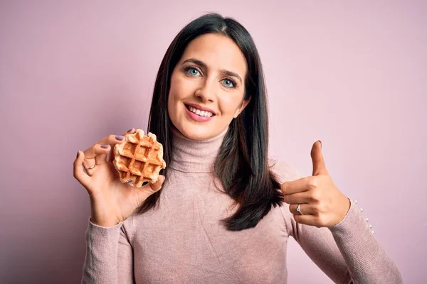 Young Brunette Woman Blue Eyes Eating Sweet Waffle Breakfast White — 스톡 사진