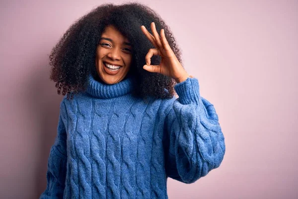 Afro Saçlı Pembe Arka Planda Kışlık Süveter Giyen Parmaklarıyla Tamam — Stok fotoğraf