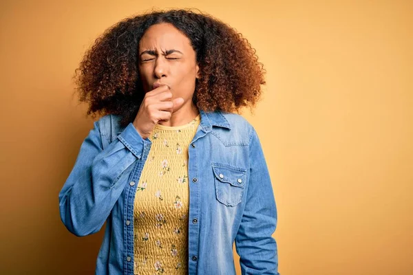 Jovem Afro Americana Com Cabelo Afro Vestindo Camisa Jeans Casual — Fotografia de Stock