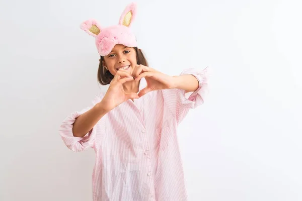 Menina Bonita Usando Máscara Sono Pijama Sobre Fundo Branco Isolado — Fotografia de Stock
