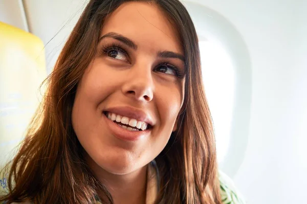 Jovem Mulher Viajante Sentado Dentro Avião Aeroporto Com Vista Para — Fotografia de Stock