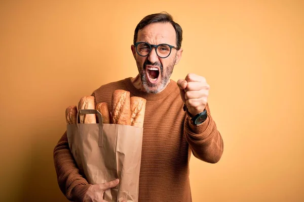 Hombre Alzado Mediana Edad Sosteniendo Bolsa Papel Con Pan Pie —  Fotos de Stock