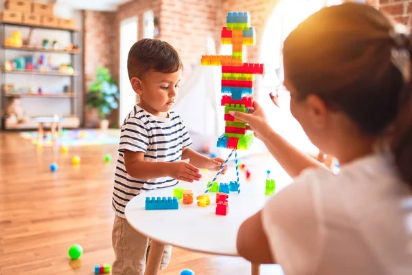 Schöne Lehrerin Und Kleinkind Spielen Mit Bauklötzen Bauturm Kindergarten — Stockfoto